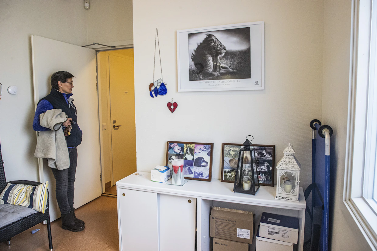 Eva Einola-Koposen mukaan yksi klinikan onnistuneimmista ratkaisuista on ollut viimeisen käynnin huone. Lopetettavat eläimet ja niiden omistajat pääsevät kulkemaan sivuovesta erilliseen huoneeseen, jossa surutyötä saa tehdä rauhassa.