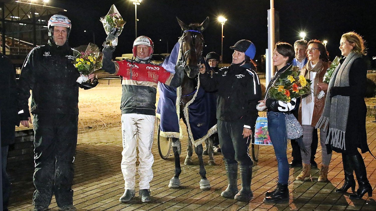 Valmentaja Timo Korvenheimo, ohjastaja Tapio Perttunen, hoitaja Tiia Nurmilaukas ja kasvattaja Riikka Avotie juhlimassa kolme vuotta sitten Jolly Royn saavuttamaa Kymenlaakso-ajon voittoa.