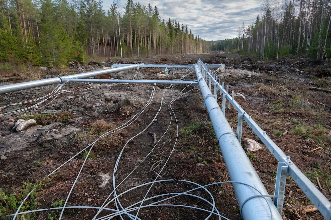 Tuulivoimapuistojen sähkönsiirtojohdot saattavat olla kymmenien kilometrien pituisia ja kulkea satojen eri omistajien maiden halki. Toisin kuin tuulivoimala-alueella, sähkölinjojen maat pakkolunastetaan.