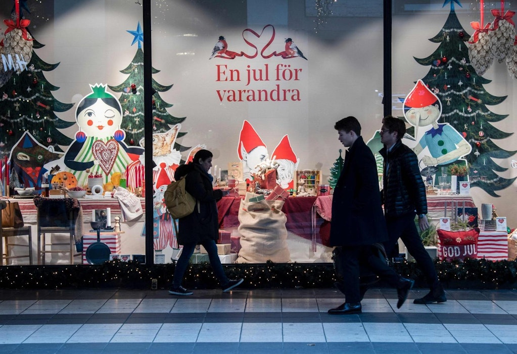 Ruotsissa valmistaudutaan jouluun koronatartuntojen levitessä vauhdilla nuorten keskuudessa.