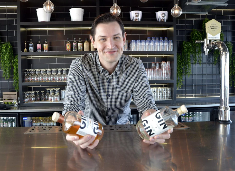 Väkeviä juomia maahantuova Maverick Drinks -yhtiön yrittäjä Michael Vachon yrityksen toimiston tiloissa Lontoossa.