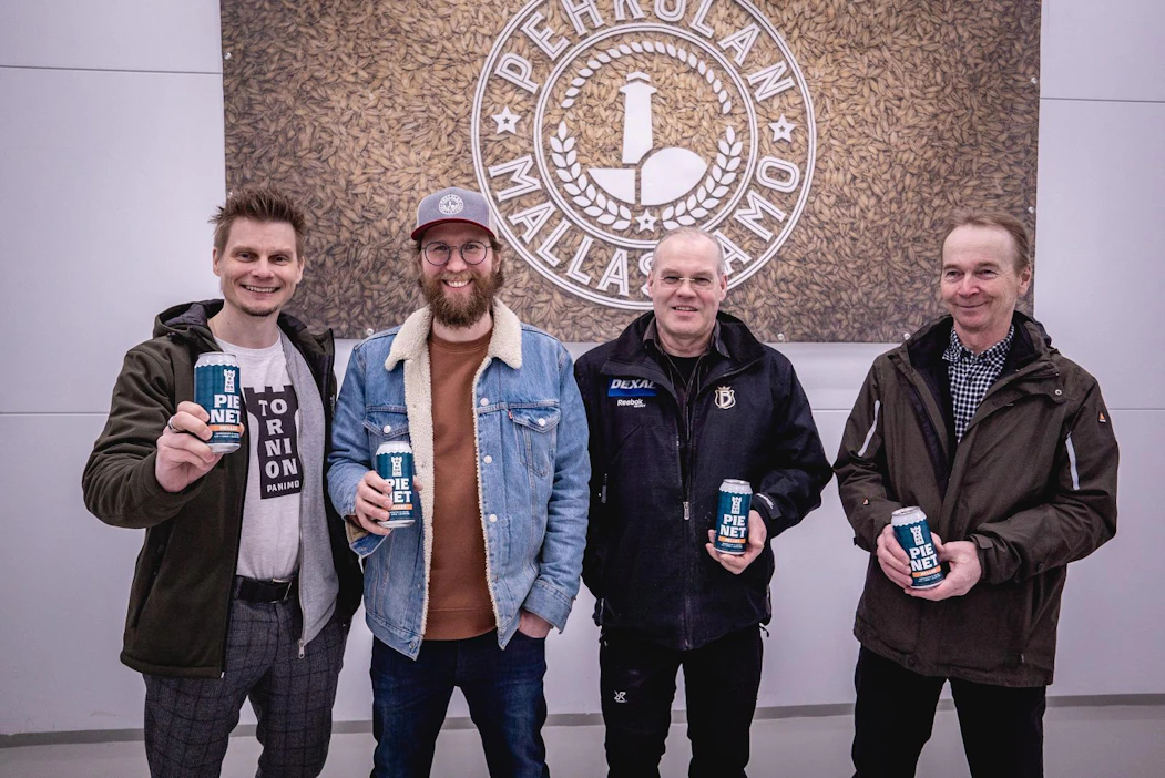 Kaj Kostiander (vas.), Heikki Haapala, Heikki Huhtanen, Jari Pehkonen iloitsevat aikaansaannoksestaan.
