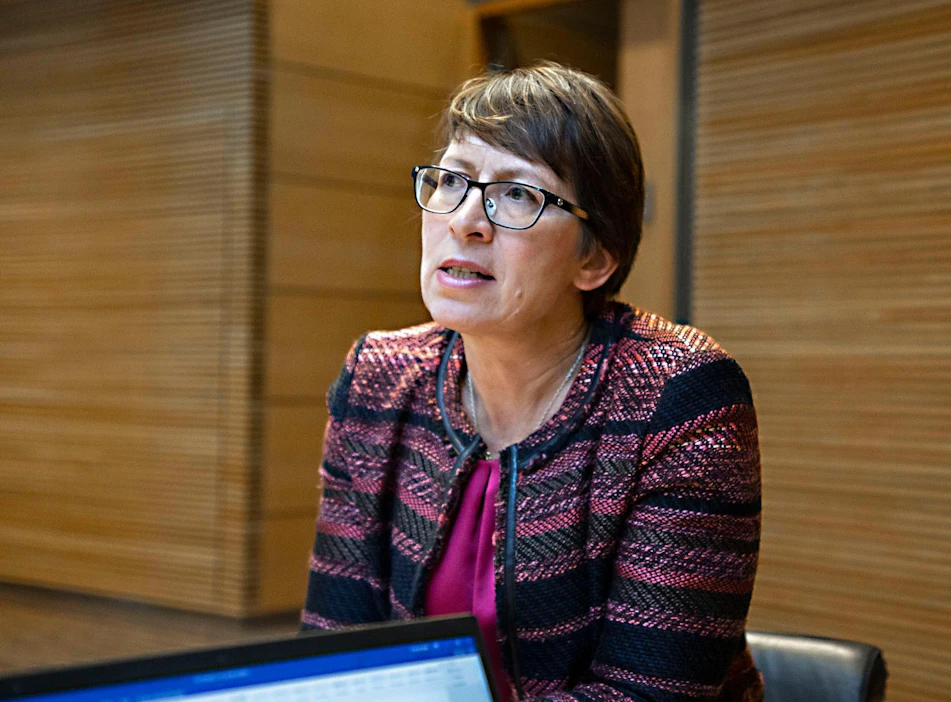 "Monissa jäsenmaissa on pankkisektorilla tehottomuutta ja ylikapasiteettia, ja siksi pankkeja tulee kaatumaan lähivuosina", näin arvioi KD:n puheenjohtaja Sari Essayah.