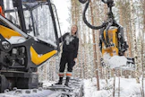 Oltuaan päivän metsässä Laura Linkoneva suuntaa jälleen metsään koirien kanssa. Hän kertoo viihtyneensä metsässä aina.