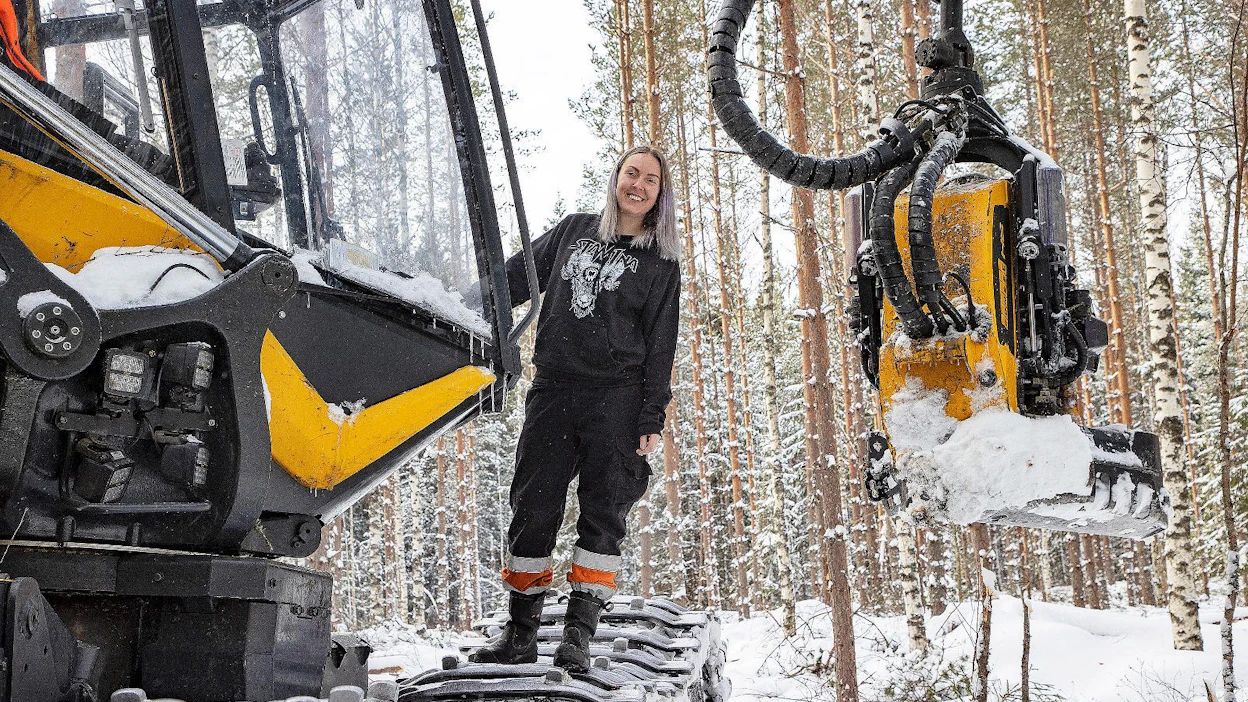 Oltuaan päivän metsässä Laura Linkoneva suuntaa jälleen metsään koirien kanssa. Hän kertoo viihtyneensä metsässä aina.