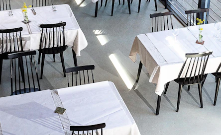 Ravintoloiden sulkeminen viime kevään tapaan voitaisiin ehkä uusilla rajoituksilla välttää. Kuvituskuva.