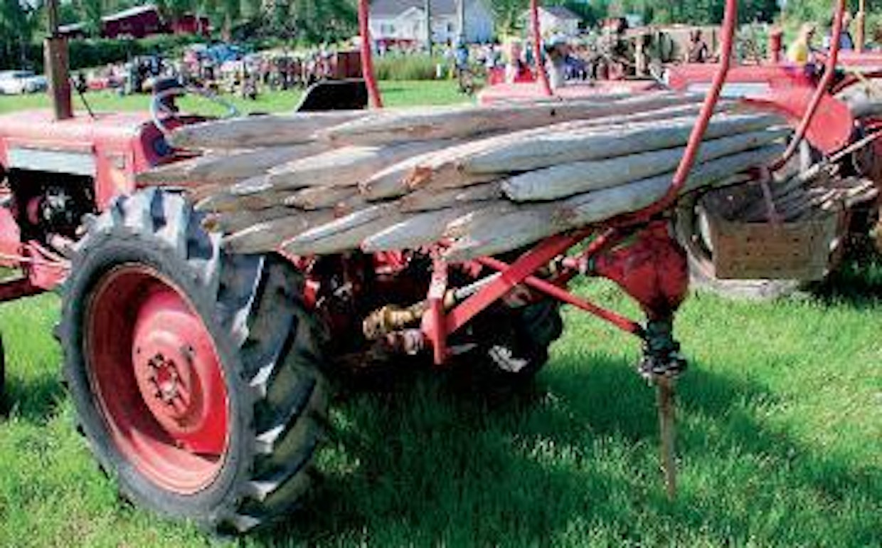 Seiväskuivatus pysyi lähes yksinomaisena heinänkorjuumenetelmänä aina 70-luvun alkuun saakka. Seiväskaira nopeutti seipäiden lyöntiä, mikäli pellossa ei ollut tuhottomasti kiviä. Kairan sai maatalouskaupasta, mutta paljon niitä tehtiin kyläpajoissakin. Kulmavaihde sovellettiin yleensä henkilöauton taka-akselista tai traktorin hihnapyörästä. Luopioinen