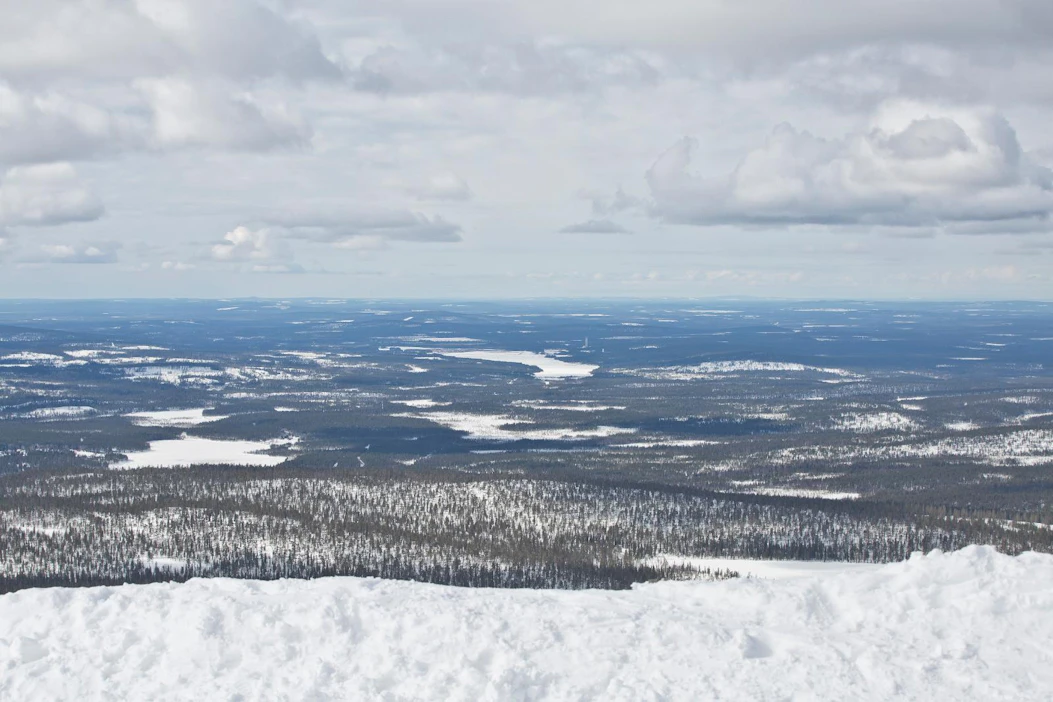 Kolariin suunnitellaan Hannukaisen rautakaivosta, vanha rikastusalue näkyy Ylläkseltä kuvan keskellä. Kunta kannattaa kaivosta.