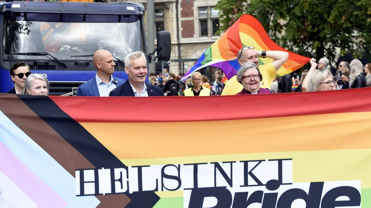 Pride-kulkueeseen osallistuivat myös pääministeri Antti Rinne ja puoliso Heta Ravolainen-Rinne sekä Helsingin hiippakunnan piispa emerita Irja Askola (oik.). Lehtikuva/ Emmi Korhonen