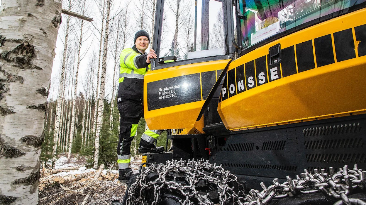 Metsäurakointi Mikkolan yrittäjän Jukka Mikkolan hakkuukoneessa on edessä telat ja takana ketjut. ”Tällainen yhdistelmä sopii hyvin rinteiseen eteläsuomalaiseen maastoon.”