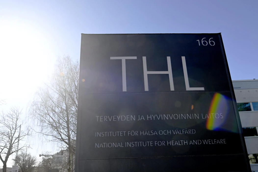 STT on alkanut käyttää kahden viikon tartuntaluvuissa THL:n raportointiviiveet huomioivaa laskentatapaa päivittäin raportoiduista luvuista lasketun sijaan. Lehtikuva / Emmi Korhonen