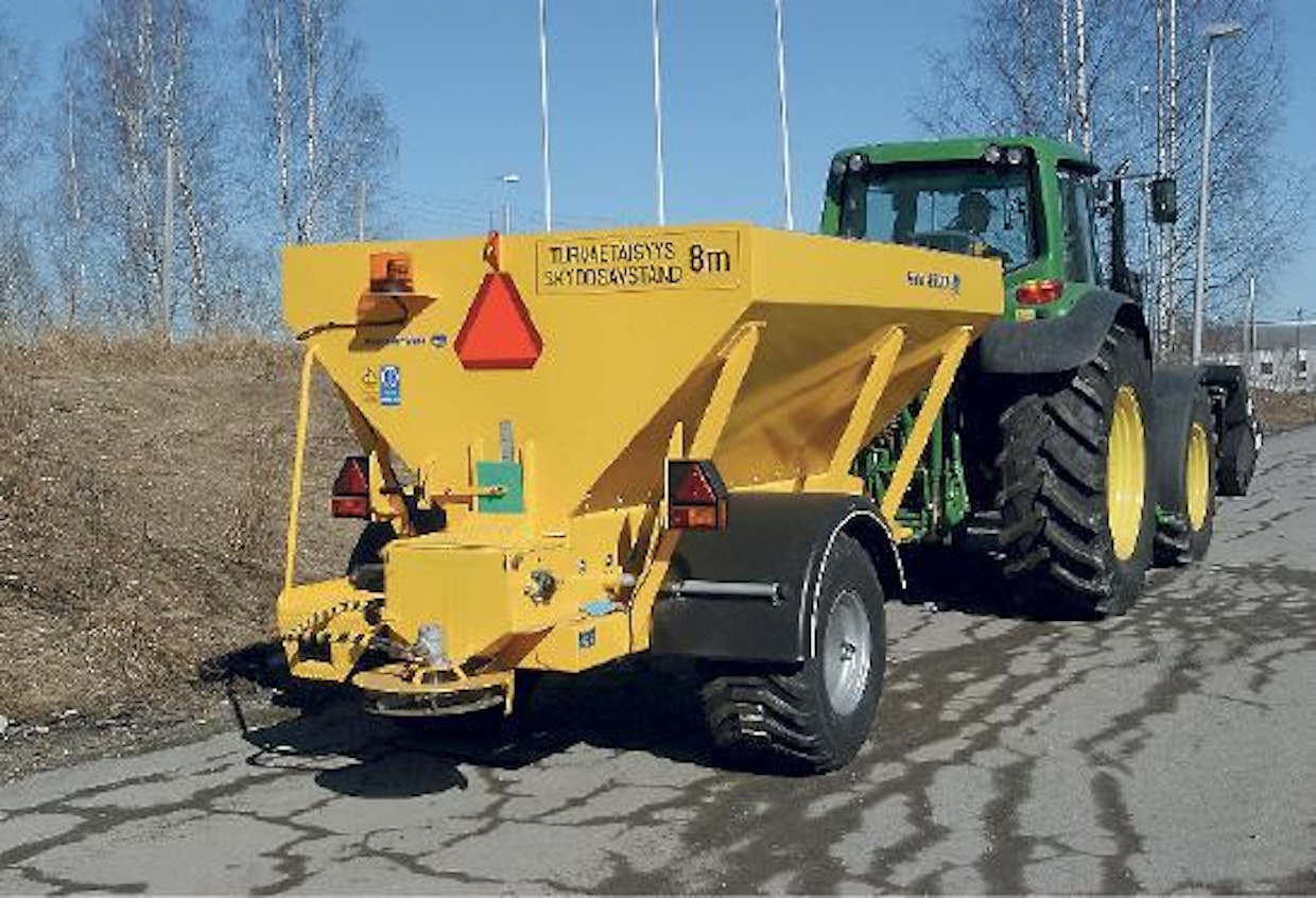 Traktori + lautassirotin AM 4500 SS on toimiva koneyksikkö liukkauden poistoon teillä ja suurilla kenttäalueilla. Säiliön tilavuus on 4500 litraa ja koneen työleveys 6 metriä.