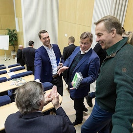 Jouni Ovaska, Pertti Hakanen ja Arto Pirttilahti keskustelivat Pirkanmaan maakuntaliiton edunvalvontapäällikön Jouni Koskelan kanssa ennen vaalipaneelin alkua.