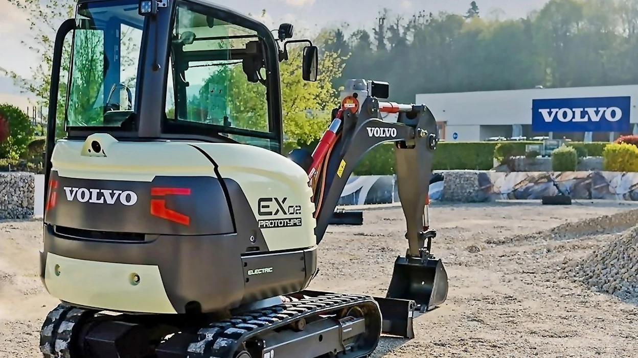 VolvoCE esitteli vuonna 2017 tämän EX02-prototyypin, jossa perinteinen hydrauliikka oli korvattu sähkömekaanisilla sylintereillä sekä sähköisillä ajo- ja kääntömoottoreilla. Kokeet osoittivat koneen hyötysuhteen olevan niin korkean, että 38 kWh:n akkukapasiteetilla saattoi kaivaa yhtämittaisesti kahdeksan tuntia.