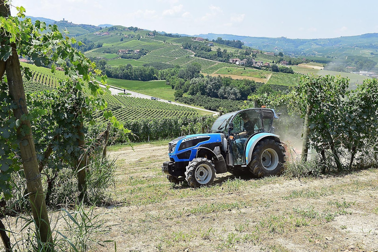 Landinin omistaja on italialainen Agro Tractors, joka omistaa myös McCormickin. Landini valmistaa viini- ja puutarhakäyttöön useita mallisarjoja, löytyypä mallistosta pieni telatraktorikin. Rex 3-080 F:ssä on tason 5 päästömääräykset täyttävä 74 hv:n Kohler-moottori ja 16x16 mekaaninen vaihteisto.