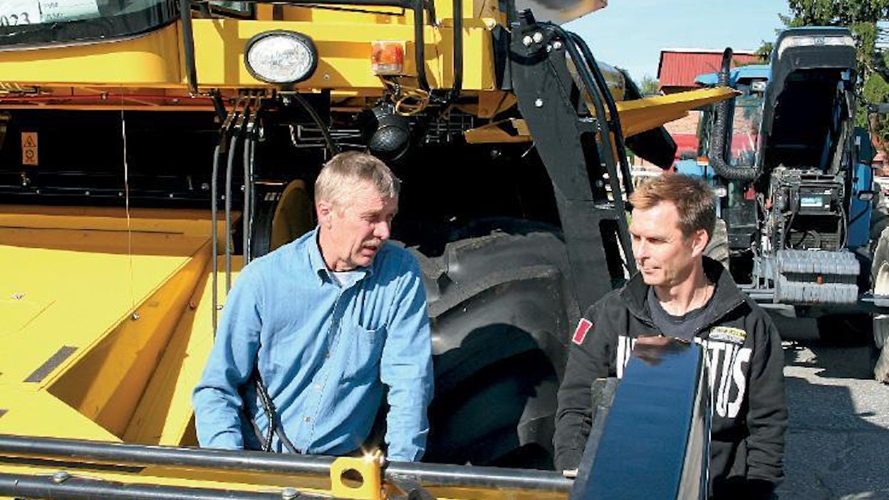 Suonenjoen koulun koneopettaja Jouko Markkanen ja Agritekin huoltoneuvoja Mikko Vanha-Perttula ovat hyvin tyytyväisiä koulutusyhteistyöhön. Koulu on saanut uusia oppilaita, uusinta tietämystä ja hyvää opetusmateriaalia, Agritek taas puolestaan hyvät tilat omiin koulutustilaisuuksiinsa ja melkoisen joukon uusia päteviä huoltomiehiä.