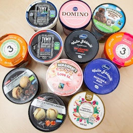 Gourmet-jäätelöt ovat tavallista jäätelöä arvokkaampia premium-tuotteita. Niitä myydään yleensä pahvitötterössä ja esimerkiksi Aino-jäätelöä muovirasiassa.