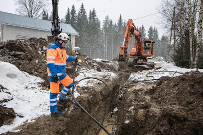 Antti Tikkanen Voimatelistä valvoi huhtikuussa muuntamon perustuskaivannon rakentamista Pielavedellä.