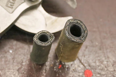 Saksileikkuri jättää hydrauliletkun pään siistiin kuntoon, minkä ansiosta kierrettävien tai puristettavien liittimien asentaminen on helpompaa ja varmempaa.