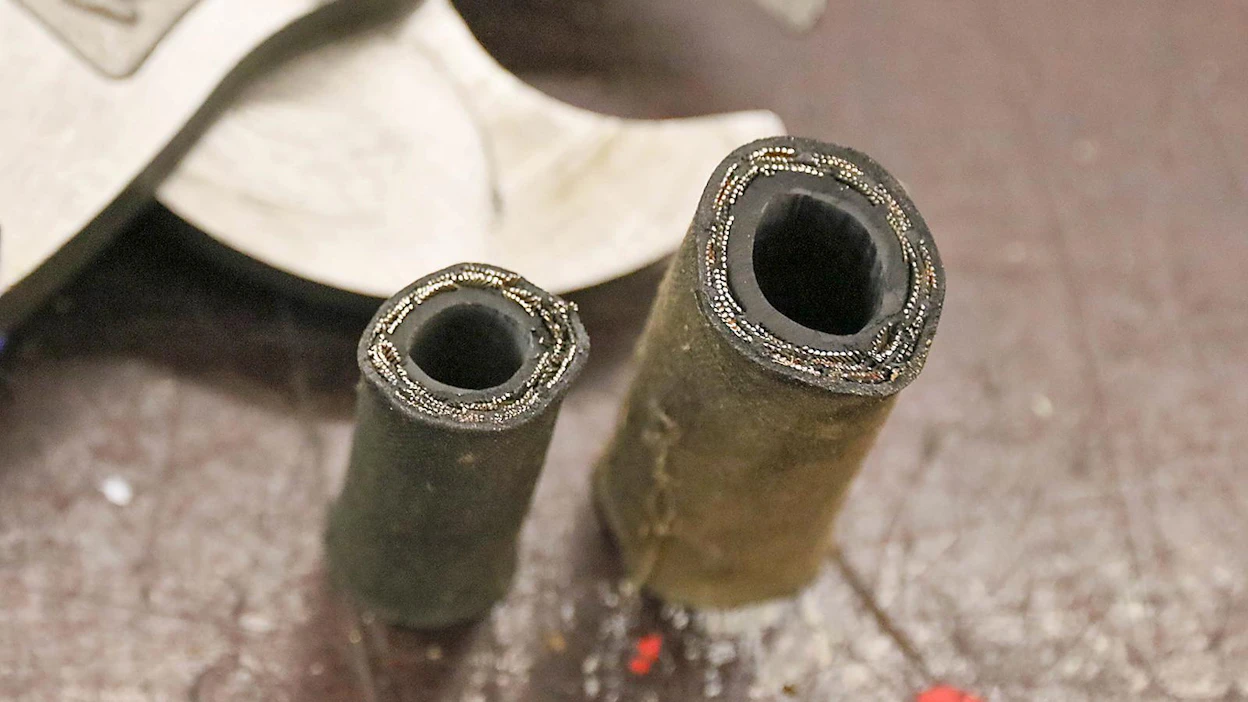 Saksileikkuri jättää hydrauliletkun pään siistiin kuntoon, minkä ansiosta kierrettävien tai puristettavien liittimien asentaminen on helpompaa ja varmempaa.