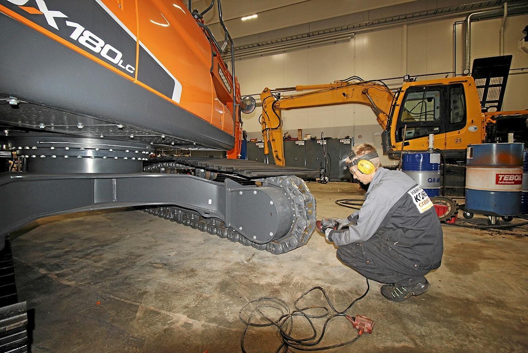 Miro Sistonen laittoi uuteen Doosan-kaivinkoneeseen leveämmät telalaput.