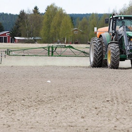 Suomessa peltolohkot ovat verrattain pieniä, jolloin ympärillä on runsaasti hyönteisille hyödyllisiä pientareita, eikä ruiskutuksia jouduta tekemään kerralla laajoille alueille.