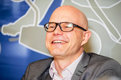 Erno Järvisen mukaan Metsäsäätiön toiminnan painopiste on siirtynyt koululaisiin ja puurakentamisen edistämiseen.