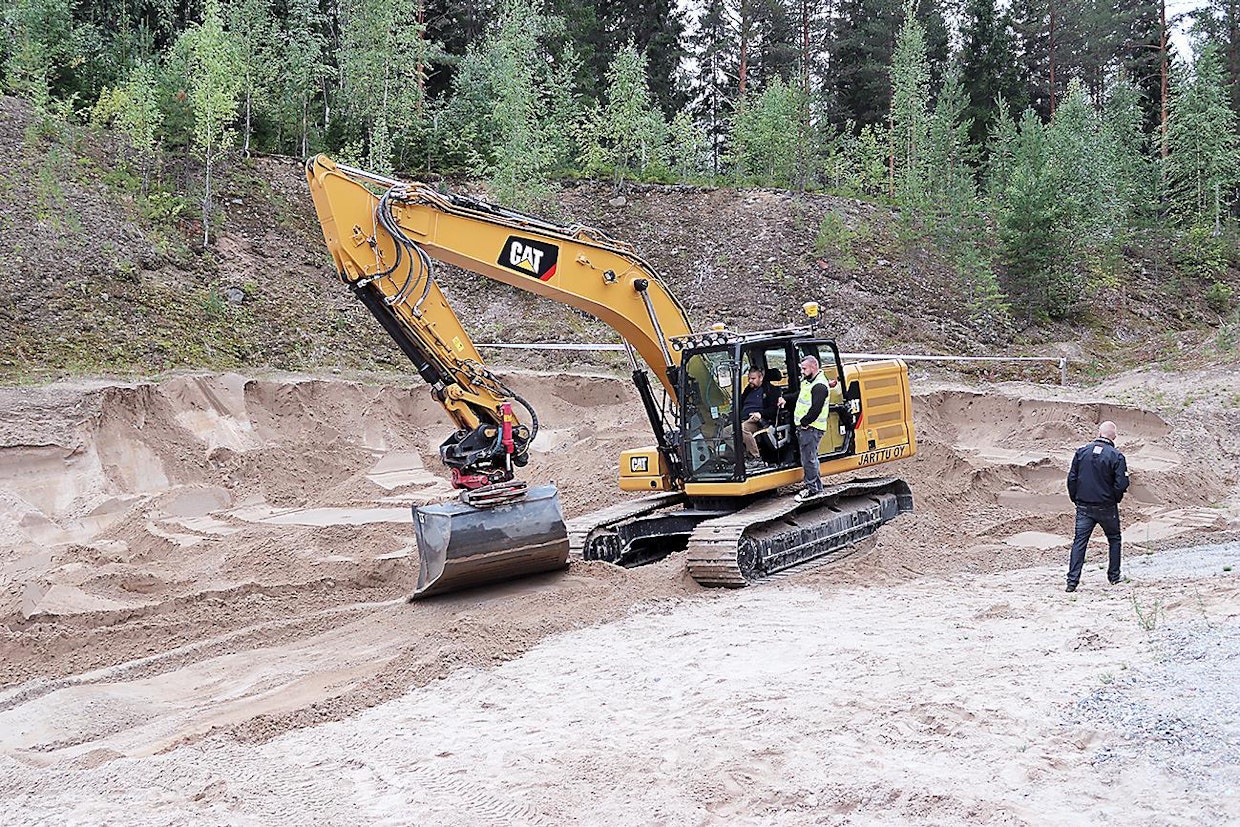Sitech Finlandin demoalueella oli esillä Caterpillar 323 kaivinkone, jonka CAT Grade -järjestelmään oli liitetty Trimble Earthworks -koneohjausjärjestelmä. Catin 2D-järjestelmä pitää sisällään puomiston anturoinnin ja sähköisesti esiohjatun hydrauliikan, joilla saadaan toteutettua myös automaattinen puomiston kaivuliike mallin pintaa pitkin. (MS)