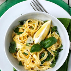 Sitruunainen pasta on myös oiva lisuke paistetun kalan tai broilerin kanssa.