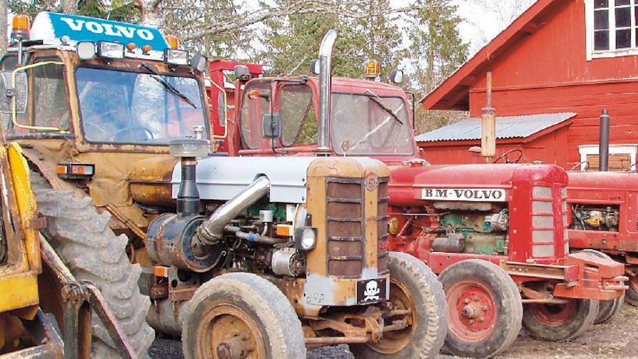 Edesssä jälkikäteen 6-sylinteriseksi ja 180-hevosvoimaiseksi muutettu teollisuusmallin BM-Volvo Bison 470, takana normaali 78 hv:n maatalousmalli.