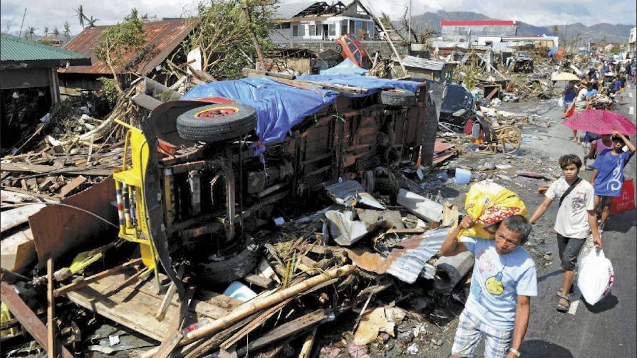 Sadat tuhannet ihmiset ovat menettäneet kotinsa Filippiineillä, jonne hirmumyrsky Haiyan iski. Taifuuni hävitti esimerkiksi Toclobanin kaupunkia. Ted Aljibe/AFP PHOTO