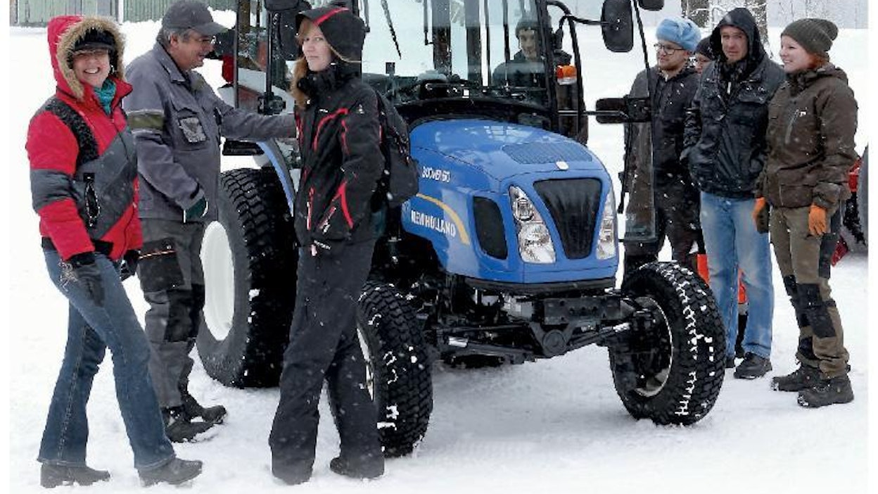 Testiin osallistui tällä kertaa poikkeuksellisen monta koeajajaa, sillä Koneviestin toimittajien lisäksi koeajoja teki Lepaan opiskelijoista ja opettajista koottu työryhmä.