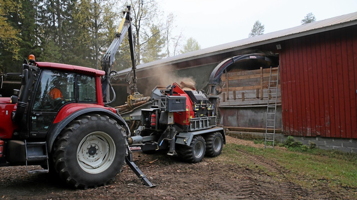  Traktoripalvelu Moision Mus-Max Wood Terminator 8 XL yhdessä Valtra T170:n kanssa muodostavat tehokkaan ja luotettavan parin.
