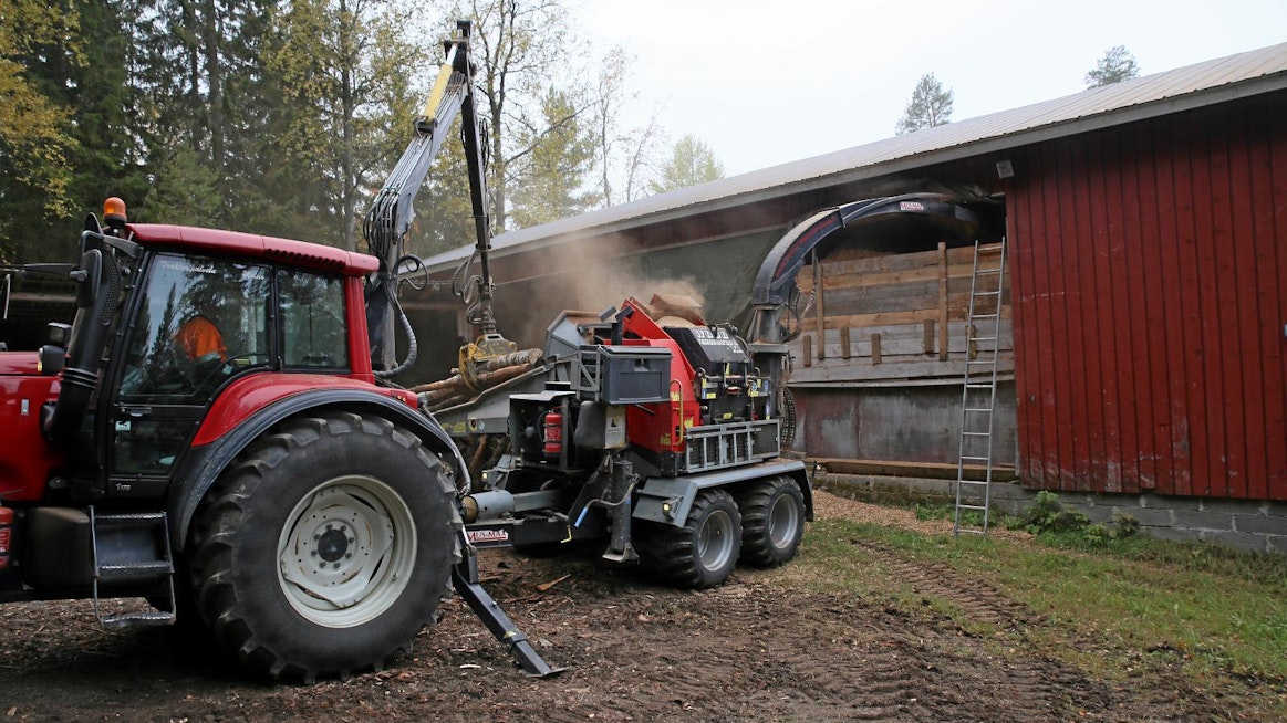 Traktoripalvelu Moision Mus-Max Wood Terminator 8 XL yhdessä Valtra T170:n kanssa muodostavat tehokkaan ja luotettavan parin.