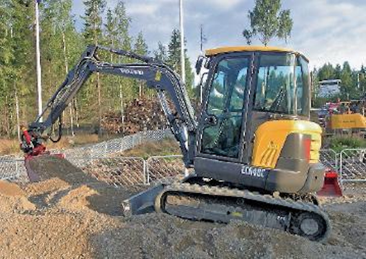 Kevyemmässä päässä uutta tuotantoa on Volvo ECR48C -kaivukone. Aikaisempaan malliin nähden ohjaamo on kokenut muodonmuutoksen ja muutenkin tekniikka on uudistunut. Kone painaa 4,85 tonnia ja kauhan murtovoimaksi ilmoitetaan 34,2 kN. Volvo D2.2D -moottorista on otettu tehoa 27,1 kilowattia. (IS)