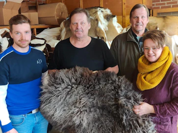 Nahkajalostamo on luonteva jatkumo lammasteurastamolle, tuumaa Henri Vainio (vas.). Keskellä Rantasen Nahkajalostamon pitkäaikaiset yrittäjät Pentti (vas.) ja Veli-Pekka Rantanen, oikealla Vainion Taljatukun osakas Johanna Hellström.