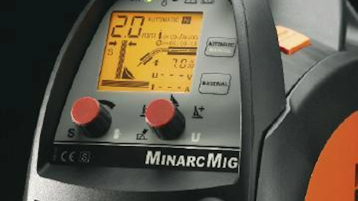 Kempin MinarcMig Adaptive 180 ‑MIG-hitsauskoneessa on LCD-näyttö, jossa näkyy hitsausvirta, jännite, langansyöttönopeus sekä automatiikkaa käytettäessä materiaali- ja kaasuyhdistelmä. Kone painaa pistoolin ja kaapelin kanssa alle kymmenen kiloa.