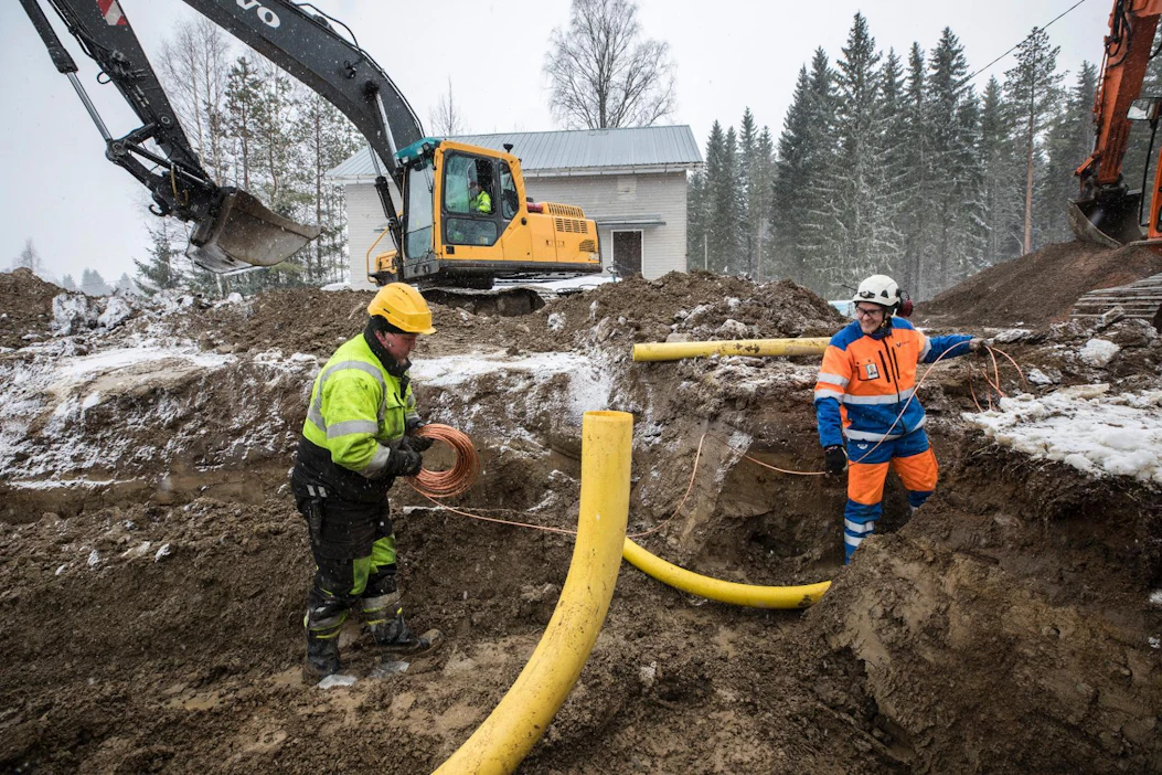 Miika Airaksinen ja Antti Tikkanen Voimatelistä vetivät maadoitusjohtoa muuntamon perustuskaivannon pohjalle tiistaina Pielavedellä.