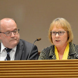 Perustuslakivaliokunnan Tapani Tölli (kesk.) ja Annika Lapintie (vas.) totesivat hallituksen sote-esityksestä löytyvän lukuisia perustuslaillisia ongelmia.