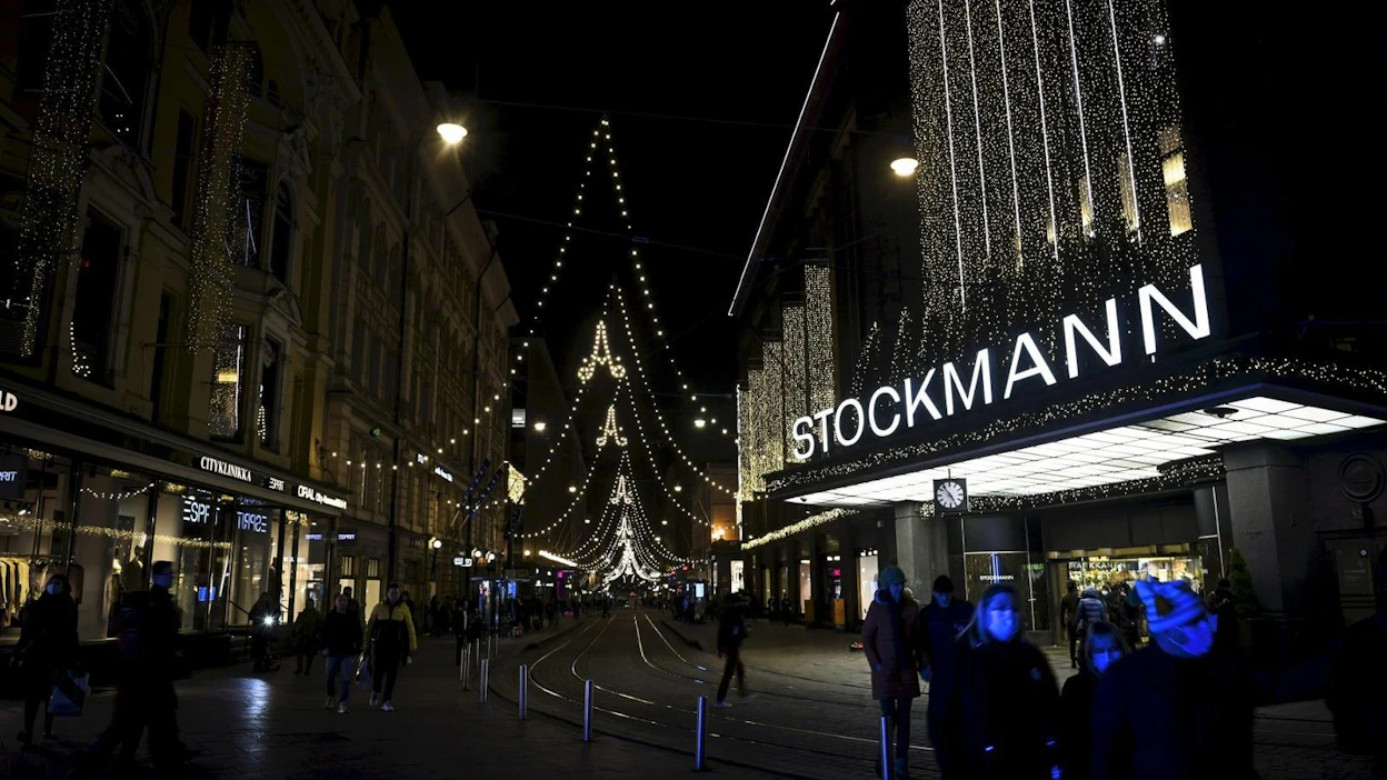 Eteläisessä Suomessa joulu on jäämässä lumettomaksi. Jouluvalot luovat tunnelmaa pimeyden keskelle.