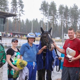 Ville Kalle taustajoukkoineen säteili sateen keskellä Varsakunkun 5-vuotiaiden finaalin voittoseremonioissa.