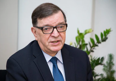 Veteraanipoliitikko Paavo Väyrynen on irrottautunut entisestä puolueestaan keskustasta. Väyrynen aikoo osallistua eduskunta- ja eurovaaleihin Seitsemän tähden liike -puolueen listoilla. Seitsemän tähden liikettä ei ole viety puoluerekisteriin, sillä kannattajakorttien kerääminen on kesken.