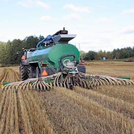 Silmämääräisesti multaimen käsittelemää peltoa ei pysty traktorin ohjaamosta arvioimaan, sillä maan pinta ei rikkoudu oikeastaan ollenkaan. Ajettaessa aistivarainen arviointi vaikeutuu entisestään, kun vaunu on rapuasennossa.