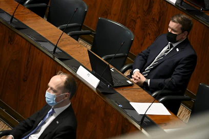 Perussuomalaisten puheenjohtaja Jussi Halla-aho ja eduskuntaryhmän puheenjohtaja Ville Tavio täysistunnossa perjantaina. LEHTIKUVA / VESA MOILANEN
