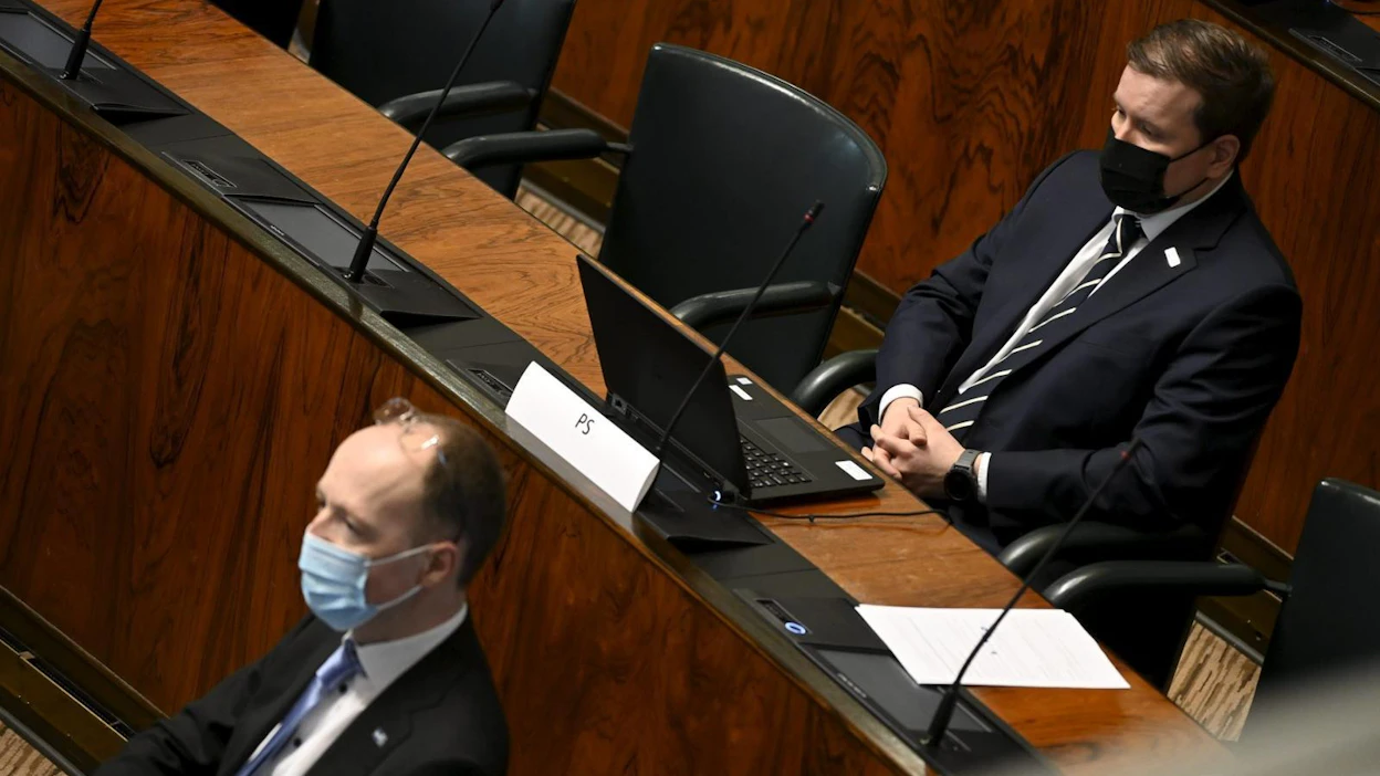 Perussuomalaisten puheenjohtaja Jussi Halla-aho ja eduskuntaryhmän puheenjohtaja Ville Tavio täysistunnossa perjantaina. LEHTIKUVA / VESA MOILANEN