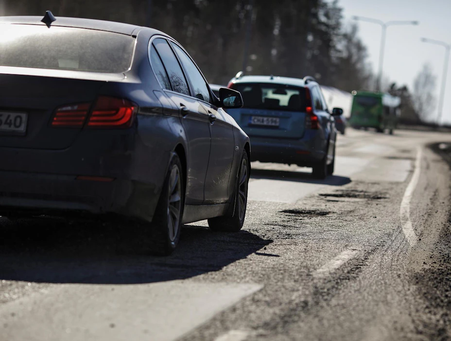 Jos auto rikkoutuu routakuoppaan ajon seurauksena, on vahingosta syytä ilmoittaa heti eteenpäin.