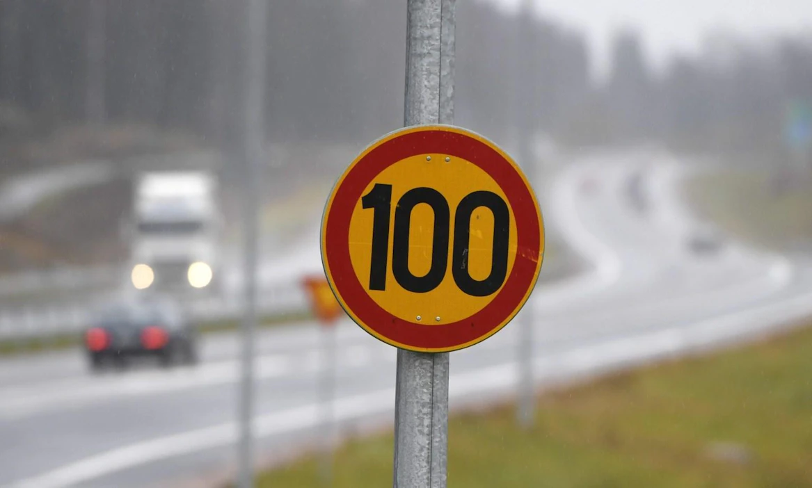 Maanteillä nopeus laskee 80 kilometriin tunnissa, ja satasen rajoitus jää voimaan osalla vähäliikenteisistä teistä. LEHTIKUVA / Martti Kainulainen