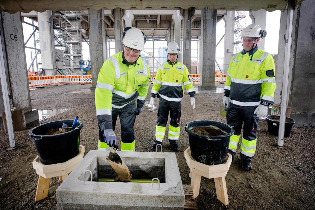 Metsä Groupin Kemin biotuotetehtaan peruskiven muurasivat biotuotetehdasprojektin johtaja Jari-Pekka Johansson (vas.), Metsä Fibren toimitusjohtaja Ismo Nousiainen ja biotuotetehdastyömaan yhteyshenkilö Mika Vuoti.