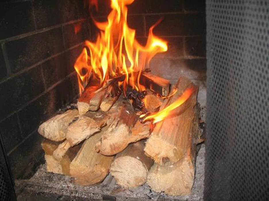 Metsäkeskus suosittelee sytyttämään puut päältä. Silloin saadaan poltettua puusta haihtuvat ainesosat.
