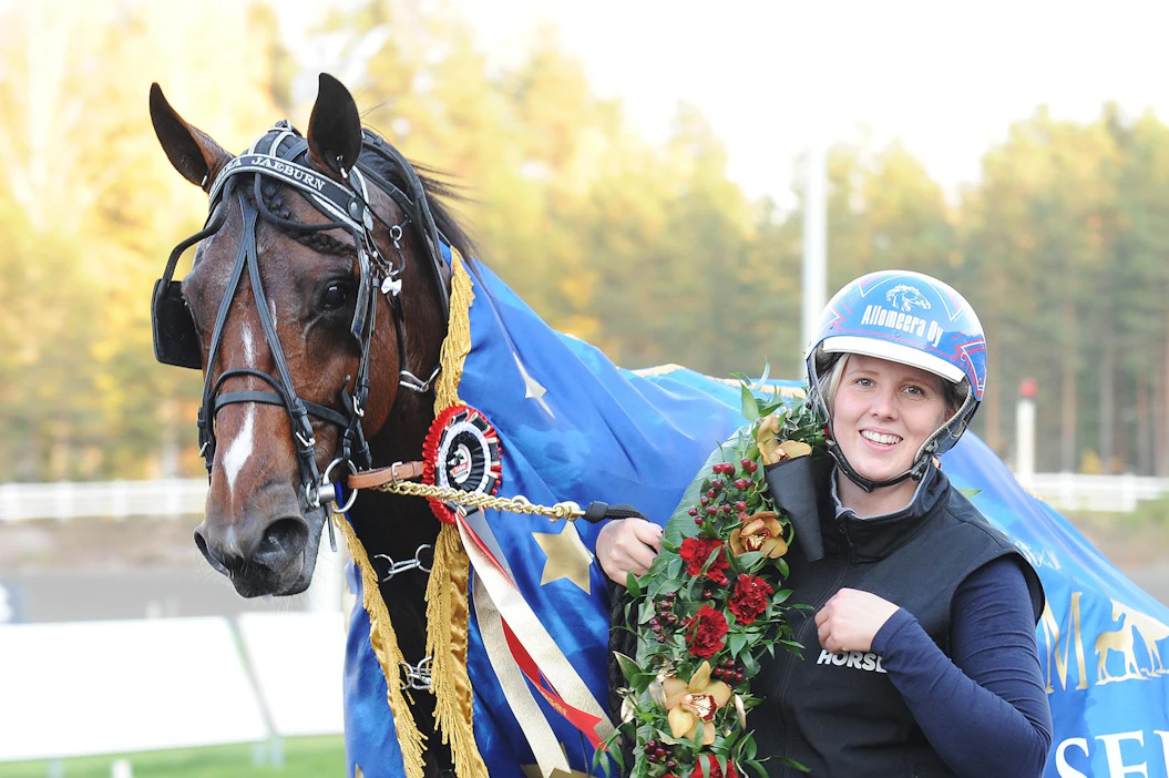 Tessa Länsimäen hoitama, Timo Nurmoksen valmentama, Petra Huhdin kasvattama ja omistama sekä Jorma Kontion ohjastama Sahara Jaeburn korjasi Kriteriumin jättipotin 2020.